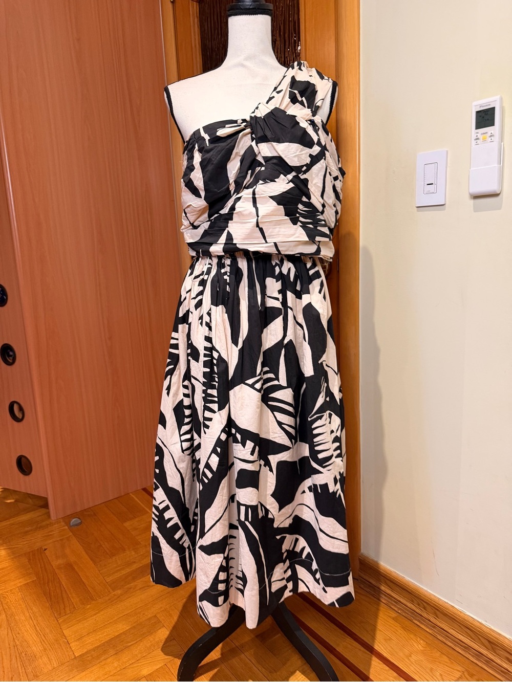 Lucy Paris Black and Cream One-Shoulder Abstract Midi skirt suit sz M/L